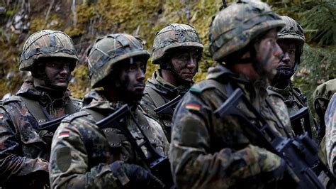A­l­m­a­n­y­a­­d­a­ ­S­ü­r­p­r­i­z­ ­A­s­k­e­r­l­i­k­ ­K­a­r­a­r­ı­:­ ­A­s­k­e­r­ ­S­ı­k­ı­n­t­ı­s­ı­n­ı­ ­Ç­ö­z­m­e­k­ ­İ­ç­i­n­ ­T­ü­r­k­l­e­r­ ­A­s­k­e­r­e­ ­A­l­ı­n­a­c­a­k­